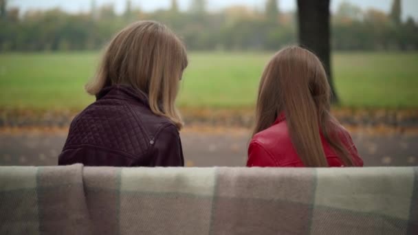 Zadní Pohled Teen Přátelé Sedí Lavičce Parku Dívají Kameru Pozitivní — Stock video