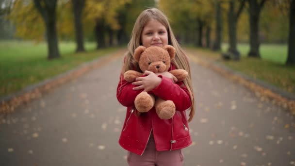 Πορτραίτο Χαρούμενο Χαμογελαστό Έφηβο Κορίτσι Που Αγκαλιάζει Αρκουδάκι Κοιτάζοντας Την — Αρχείο Βίντεο