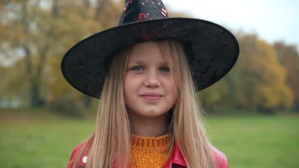Cadı Şapkalı Çekici Genç Kız Cadılar Bayramı Nda Açık Havada — Stok video