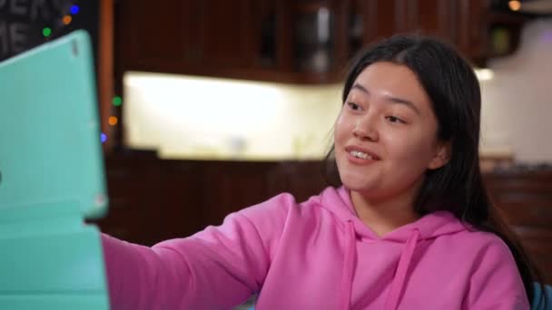 Πορτρέτο Της Αυτοπεποίθηση Χαμογελώντας Ασιατική Γυναίκα Blogger Μιλάμε Gesturing Χρησιμοποιώντας — Αρχείο Βίντεο