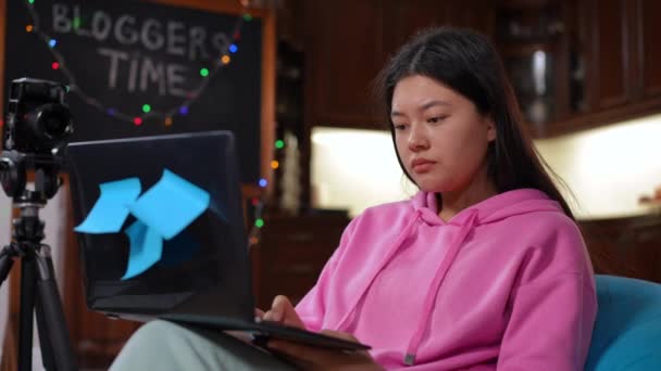 Concentrado Menina Adolescente Asiática Digitando Laptop Analisando Blog Mídia Social — Vídeo de Stock