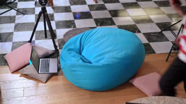 Καρέκλα Τσάντα Υψηλής Γωνίας Εσωτερικούς Χώρους Καυκάσιος Αυτοπεποίθηση Αγόρι Που — Αρχείο Βίντεο