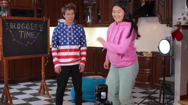 Asiatisk Tonårstjej Som Sätter Kamerainspelning Och Dansar Med Den Kaukasiska — Stockvideo