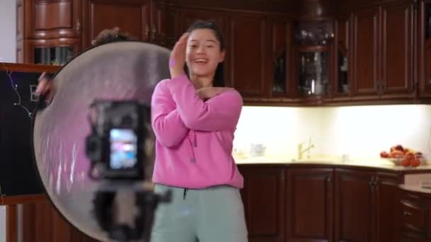 Усміхнена Азіатська Дівчина Танцює Відео Блог Камері Безтурботним Кавказьким Хлопчиком — стокове відео