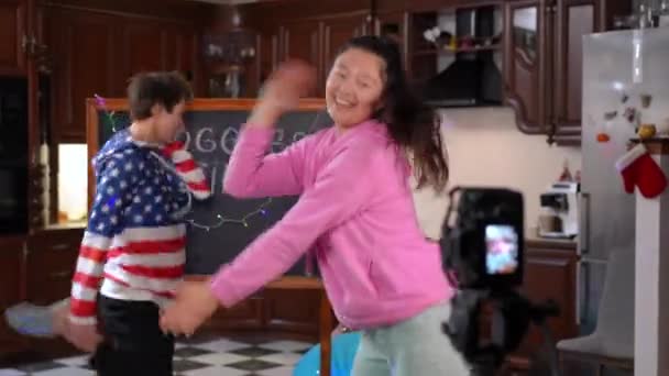 Yan Görüş Neşeli Asyalı Kız Beyaz Çocuğun Sosyal Medya Için — Stok video