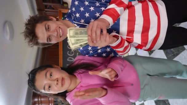 Visão Frontal Vídeo Vertical Menino Caucasiano Agradecido Menina Asiática Falando — Vídeo de Stock