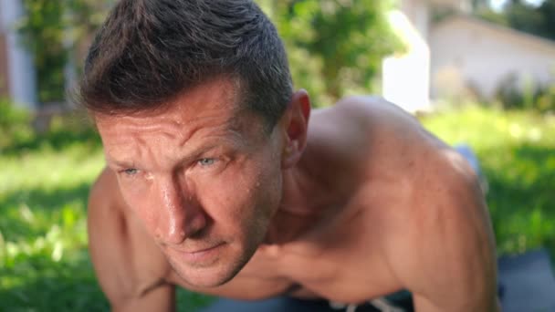 Perspiring Brunette Sportsman Training Endurance Plank Position Outdoors Portrait Handsome — Stock Video