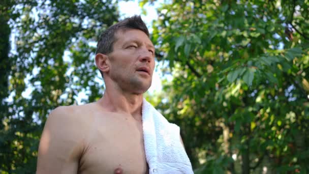 Schweißtreibender Fitter Sportler Der Einem Sommertag Freien Mit Weißem Handtuch — Stockvideo