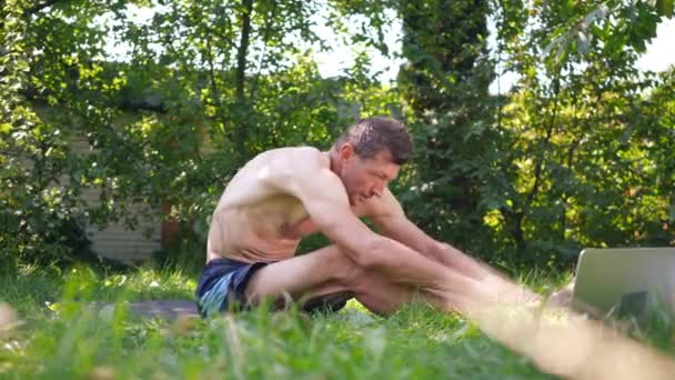 Bělošský Sportovec Trpí Bolestí Zad Natahuje Ruce Nohám Sedí Rohožce — Stock video