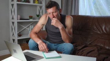 Düşünceli bir adam, başlangıç stratejisini yavaş çekimde yazmak gibi bir fikrim var diyor. Evde oturup yeni bir iş planlamayı düşünen, zeki, konsantre, Kafkasyalı bağımsız kişinin portresi.