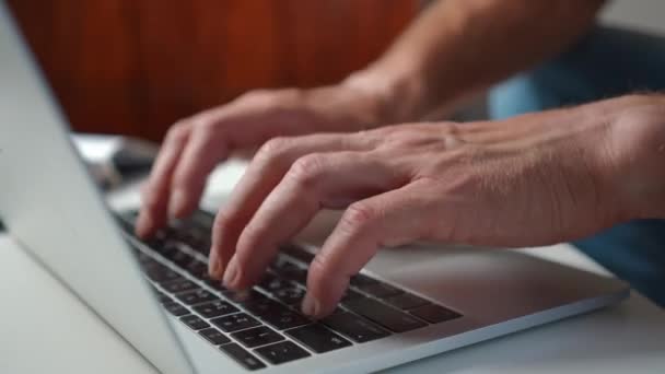 Närbild Manliga Händer Skriva Snabbt Laptop Tangentbord Inomhus Oigenkännlig Kaukasisk — Stockvideo