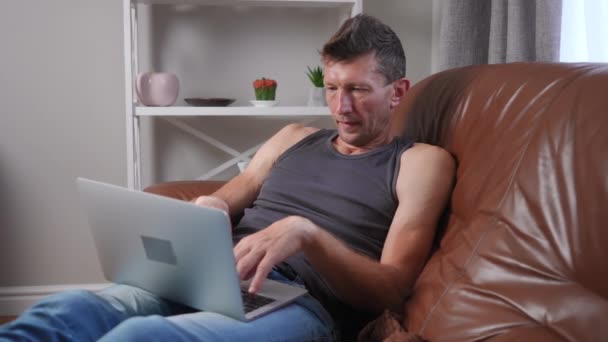 Hombre Caucásico Cierre Portátil Quedarse Dormido Sentado Sofá Sala Estar — Vídeo de stock