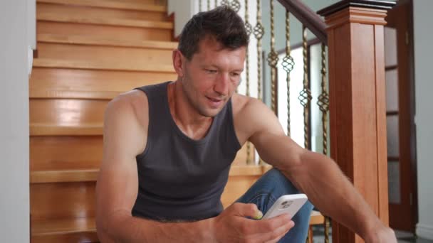 Hombre Feliz Confianza Mostrando Teléfono Inteligente Pantalla Verde Mirando Cámara — Vídeos de Stock