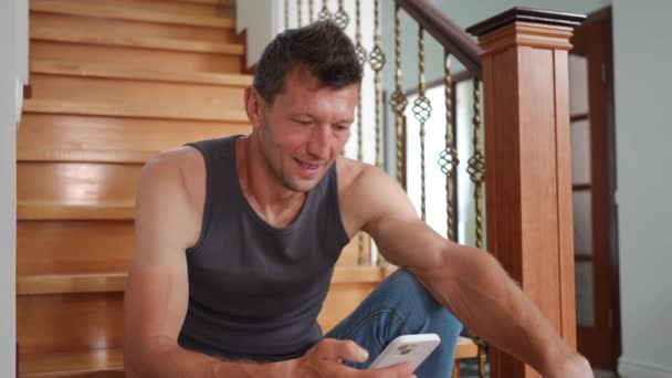 Homme Caucasien Positif Défilement Écran Tactile Smartphone Montrant Téléphone Pointant — Video