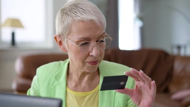 Femme Affaires Intelligente Focalisée Dans Les Lunettes Regardant Carte Visite — Video