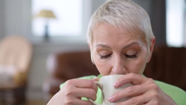 Närbild Självsäker Affärskvinna Dricka Morgon Kaffe Tittar Bort Leende Glad — Stockvideo