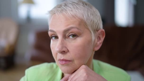Portrait Gros Plan Une Femme Âge Moyen Confiante Aux Cheveux — Video