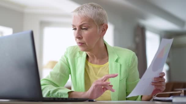 Mujer Negocios Concentrada Seria Que Analiza Papeleo Estrategia Planificación Negocios — Vídeos de Stock