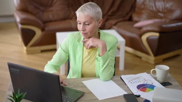 Zadowolona Bizneswoman Wysyłająca Maile Zamykające Laptopa Uśmiechniętymi Rękami Zwolnionym Tempie — Wideo stockowe