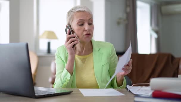 Zajęta Biała Kobieta Rozmawiająca Przez Telefon Analizująca Wykres Biznesowy Siedząca — Wideo stockowe