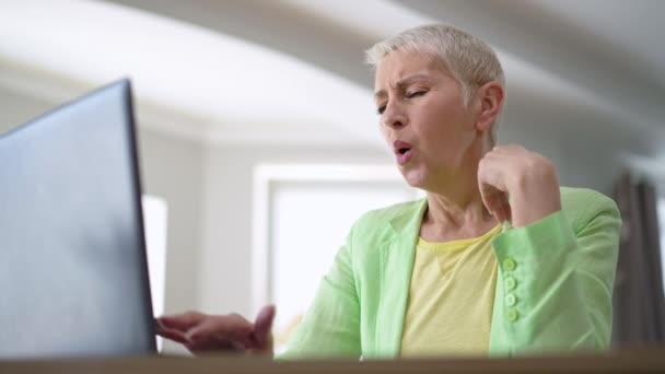 Troublé Femme Âge Moyen Caucasienne Faisant Erreur Envoyant Mail Tenant — Video