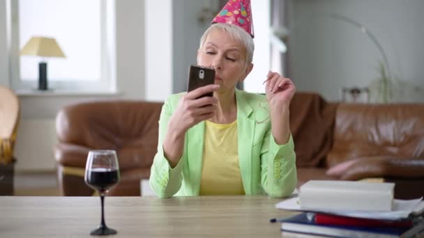모자를 동작으로 와인을 마시는 메시지를 확인하는 집안에서 을축하 외로운우아 — 비디오