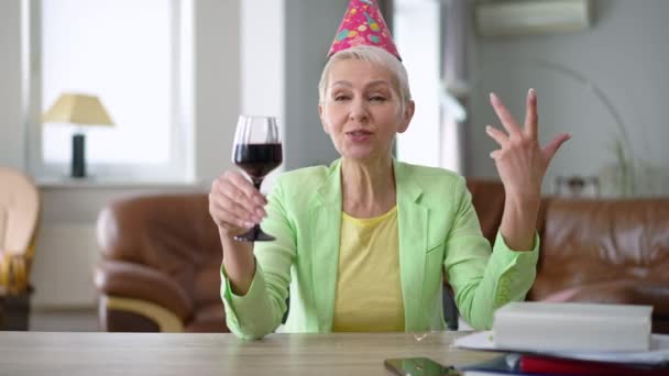 Retrato Mulher Confiante Brindando Beber Vinho Tinto Câmera Lenta Bonita — Vídeo de Stock