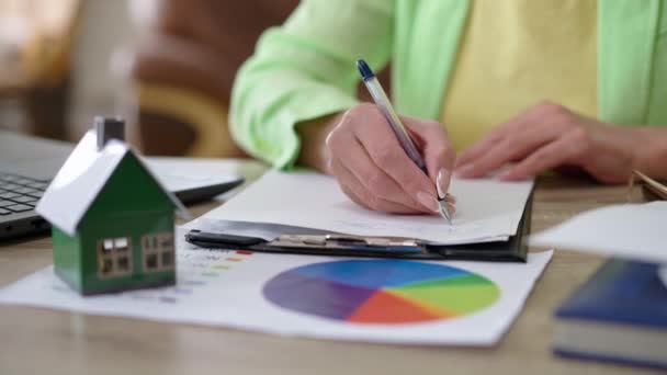 Unerkennbare Geschäftsfrau Die Mit Stift Zeitlupe Schreibt Sitzt Tisch Mit — Stockvideo