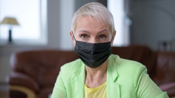Portrait Caucasian Middle Aged Woman Coronavirus Face Mask Looking Camera — Stock Video