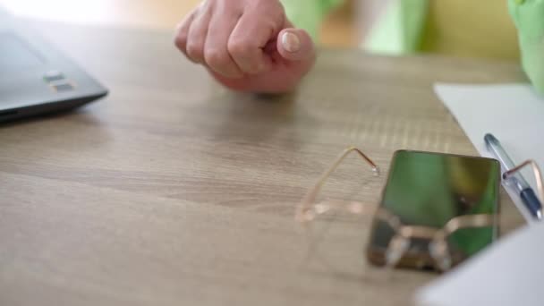 Vrouwelijke Hand Kloppende Vingers Houten Tafel Binnen Slow Motion Onherkenbare — Stockvideo