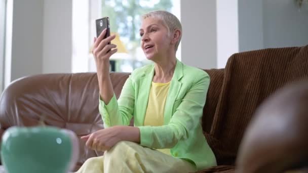 Foto Media Mujer Mediana Edad Hablando Con Aplicación Chat Vídeo — Vídeo de stock