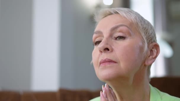 Huvudskott Säker Medelålders Kvinna Gör Ansiktsmassage Slow Motion Leende Närbild — Stockvideo