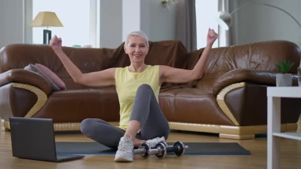 Kendinden Emin Orta Yaşlı Sporcu Kadın Oturma Odasındaki Egzersiz Paspasına — Stok video
