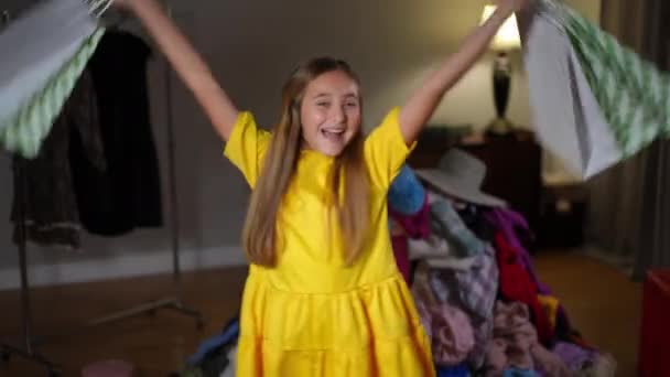 Joyful Opgewonden Tiener Meisje Pronken Poseren Met Boodschappentassen Woonkamer Thuis — Stockvideo