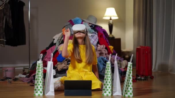 Široký Záběr Sebevědomý Teen Dívka Headset Nakupování Line Gestikulace Sedí — Stock video