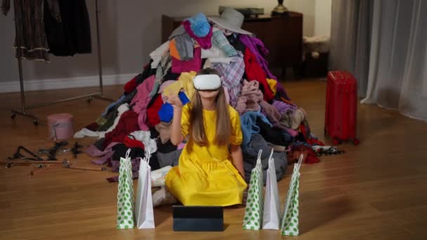 Overrasket Teenage Pige Shopping Online Tager Headset Gør Chokeret Ansigtsudtryk – Stock-video
