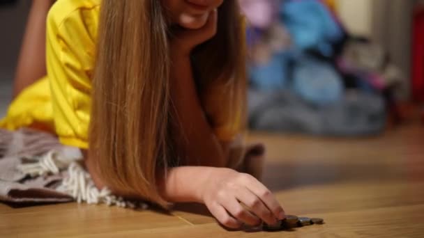 Unerkennbares Teenie Mädchen Stapelt Hause Wohnzimmer Münzen Auf Dem Boden — Stockvideo