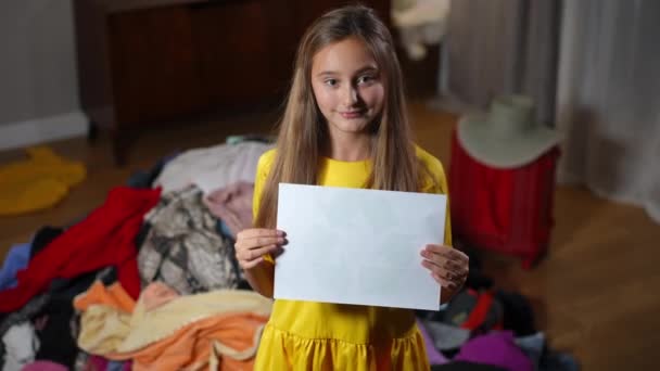 Tini Lány Mutatja Újrahasznosítás Szimbólum Gesztikulál Álló Egy Halom Ruhát — Stock videók
