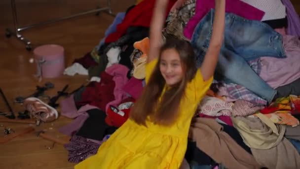 Жива Камера Підходить Щасливої Дівчини Підлітка Яка Повертається Купу Одягу — стокове відео
