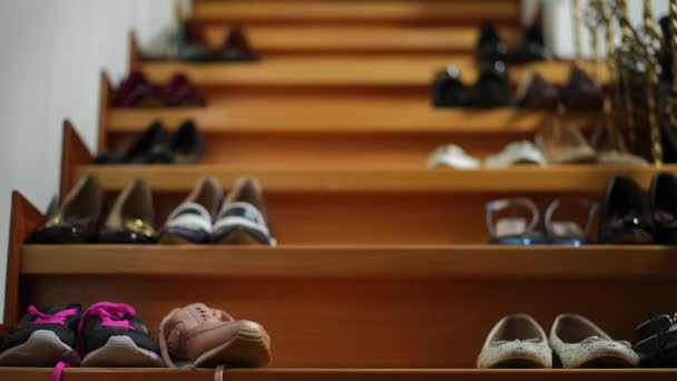 Merdivenler Farklı Ayakkabılar Genç Bayan Bacakları Spor Ayakkabılar Elbiseler Tanımlanamayan — Stok video
