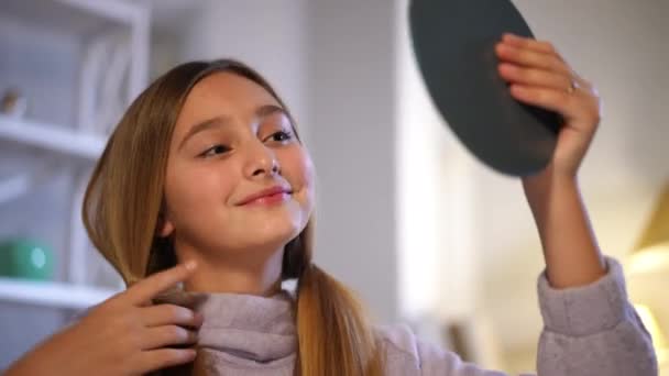 Glimlachend Tevreden Tienermeisje Bewonderend Reflectie Hand Spiegel Zittend Thuis Binnen — Stockvideo