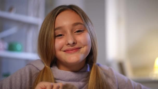 Snímek Hlavy Portrét Usmívající Okouzlující Teen Dívka Při Pohledu Kameru — Stock video