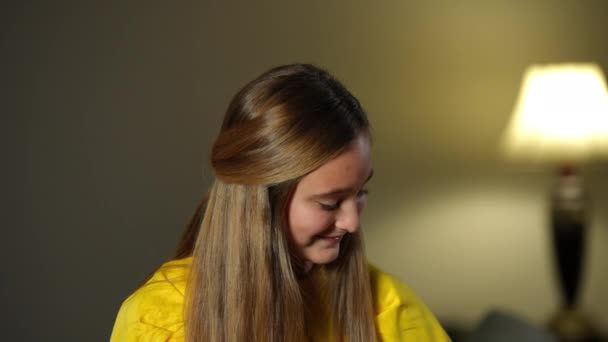 Szczelnie Szczęśliwa Nastolatka Wisząca Ramieniu Torbami Zakupy Uśmiechnięta Portret Zadowolonej — Wideo stockowe