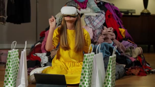 在Vr耳机网上购物的积极少女摘下装置 做出惊讶的面部表情 照片中兴奋的白人青少年在现实中购买新衣服的全景 — 图库视频影像
