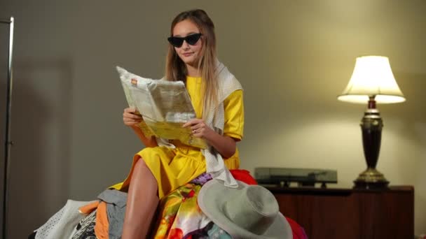 Αυτοπεποίθηση Έφηβος Τουρίστας Γυαλιά Ηλίου Σχεδιασμό Διακοπές Κάθεται Σωρό Του — Αρχείο Βίντεο