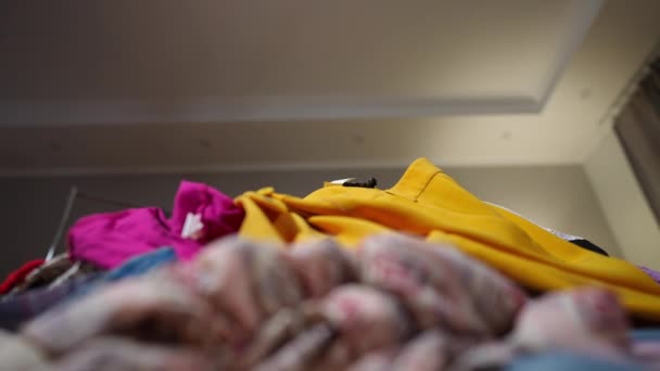 Девочка Подросток Забирается Кучу Одежды Вытирая Лоб Падая Обратно Замедленной — стоковое видео