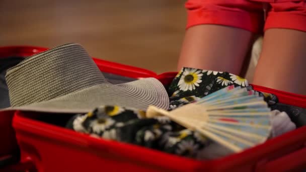 Detailní Nerozpoznatelný Dospívající Dívka Balení Hračka Kufříku Oblečení Slamák Klobouk — Stock video