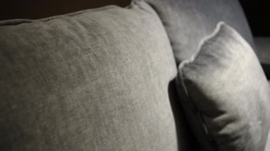 Mobilya mağazasında satılık gri kanepe yastıkları. Kapalı alandaki modern mobilyalara yakın çekim. Pazarlama ve reklam kavramı