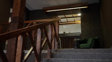 Lüks mobilya salonundaki merdivenlerde hiç insan yok. Döşeme örnekleri Kara Cuma satış sezonunda mağazada asılı duruyor. Yavaş çekim