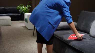 Tanımlanamayan profesyonel bir kadın mobilya mağazasına giriyor. Satış duyurusunu İspanyolca yapıyor ve ağır çekimde ayrılıyor. Kara Cuma satış sezonunda uzman satış müdürü.